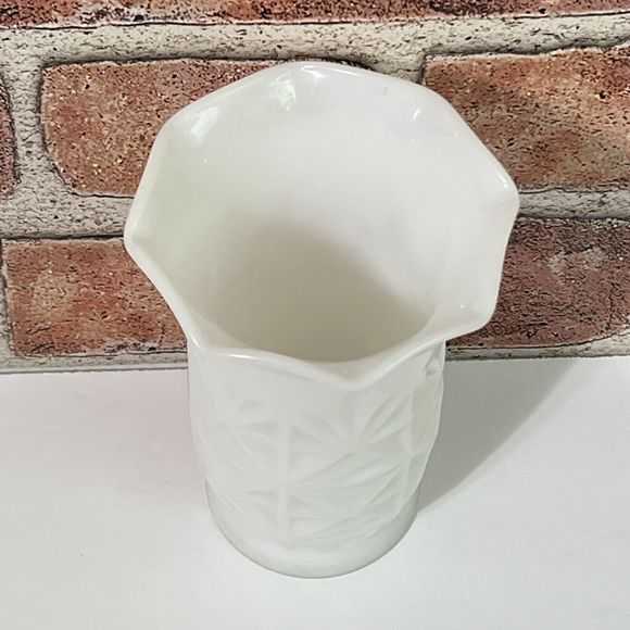 Vintage Milk Glass Bud Vase White Ruffled Fire King Interior Decor Home Accent - Picture 16 of 16